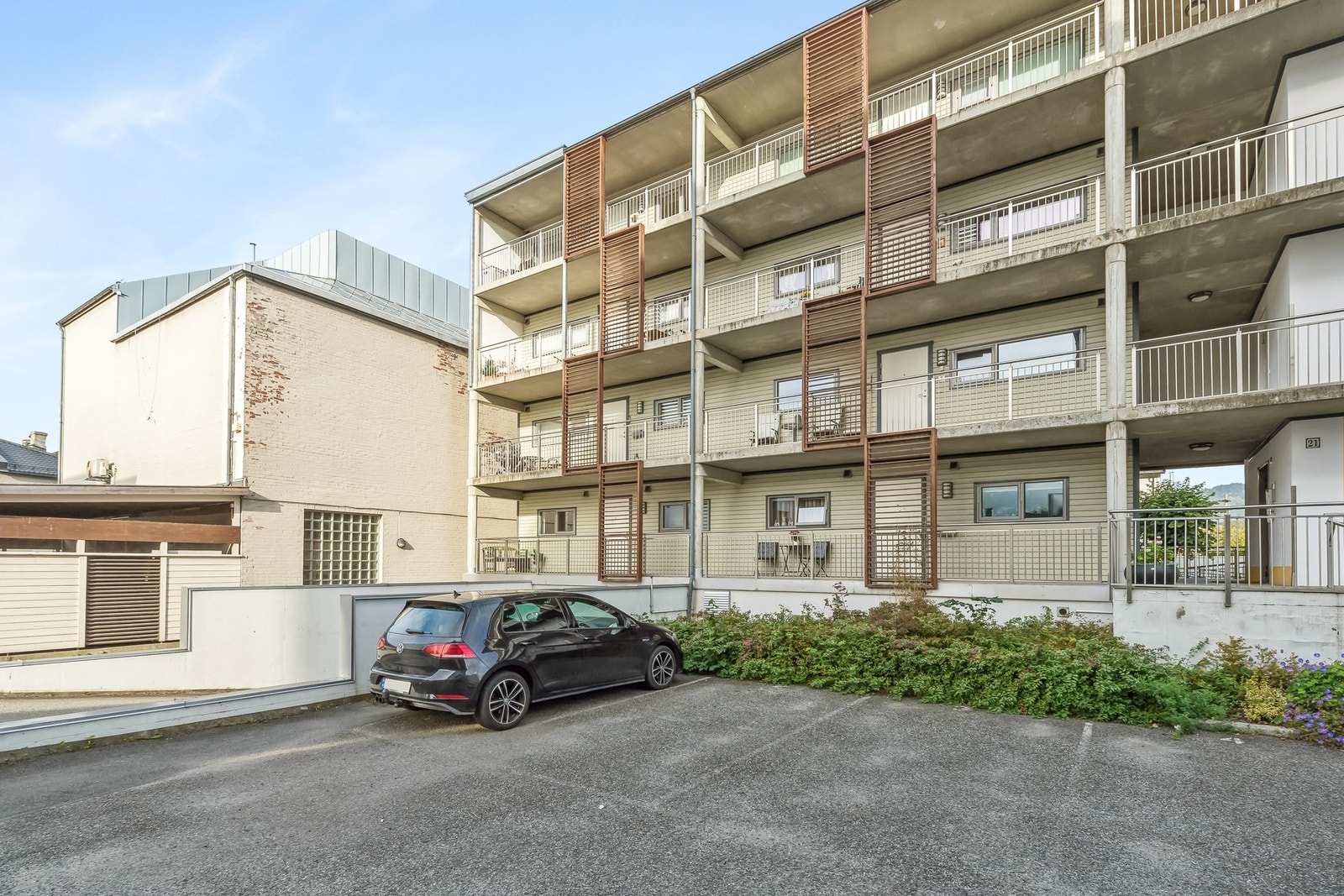 Det er parkering på egen biloppstillingsplass Galleribilde