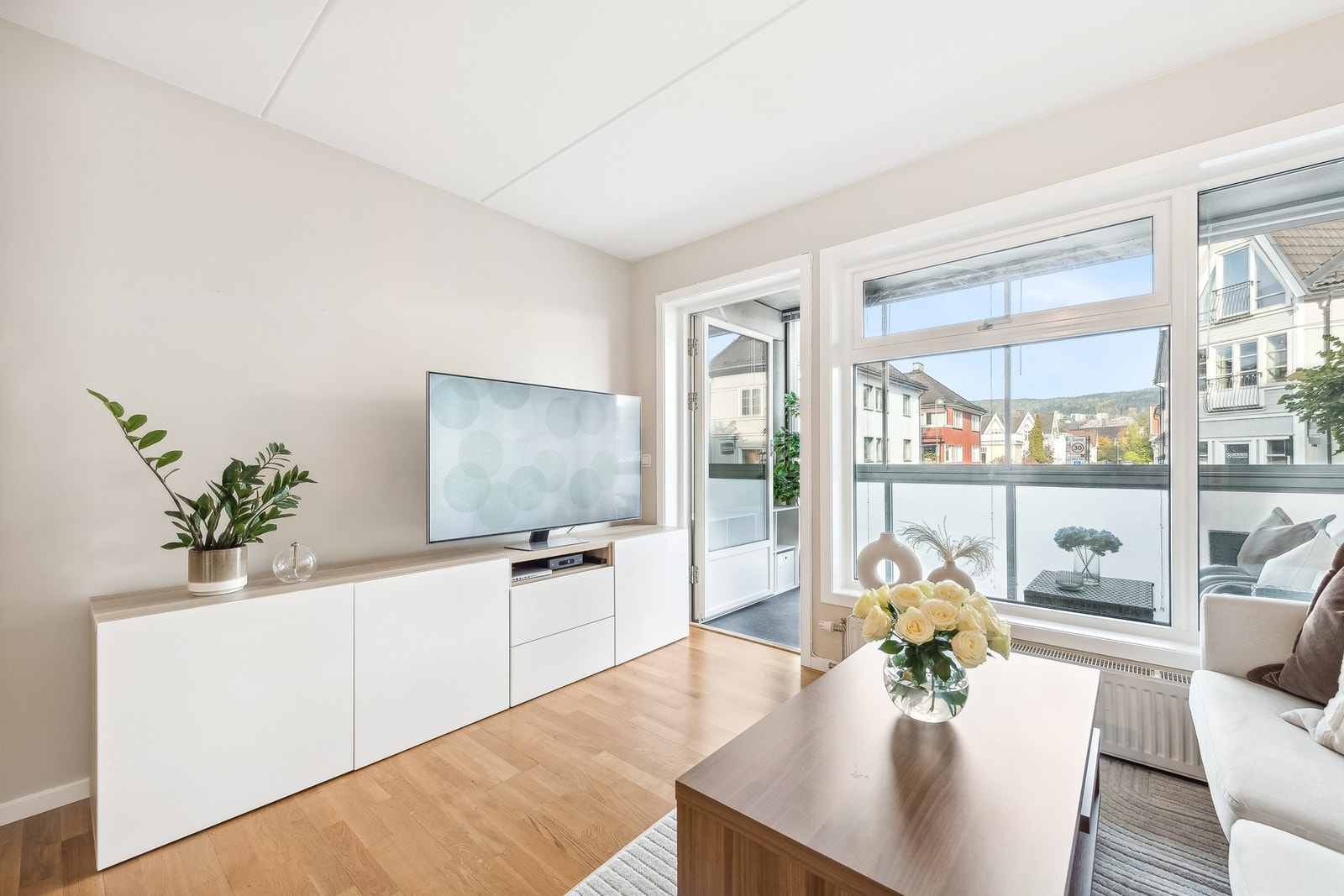 Rommet har store vindusflater som slipper inn rikelig med naturlig lys Galleribilde