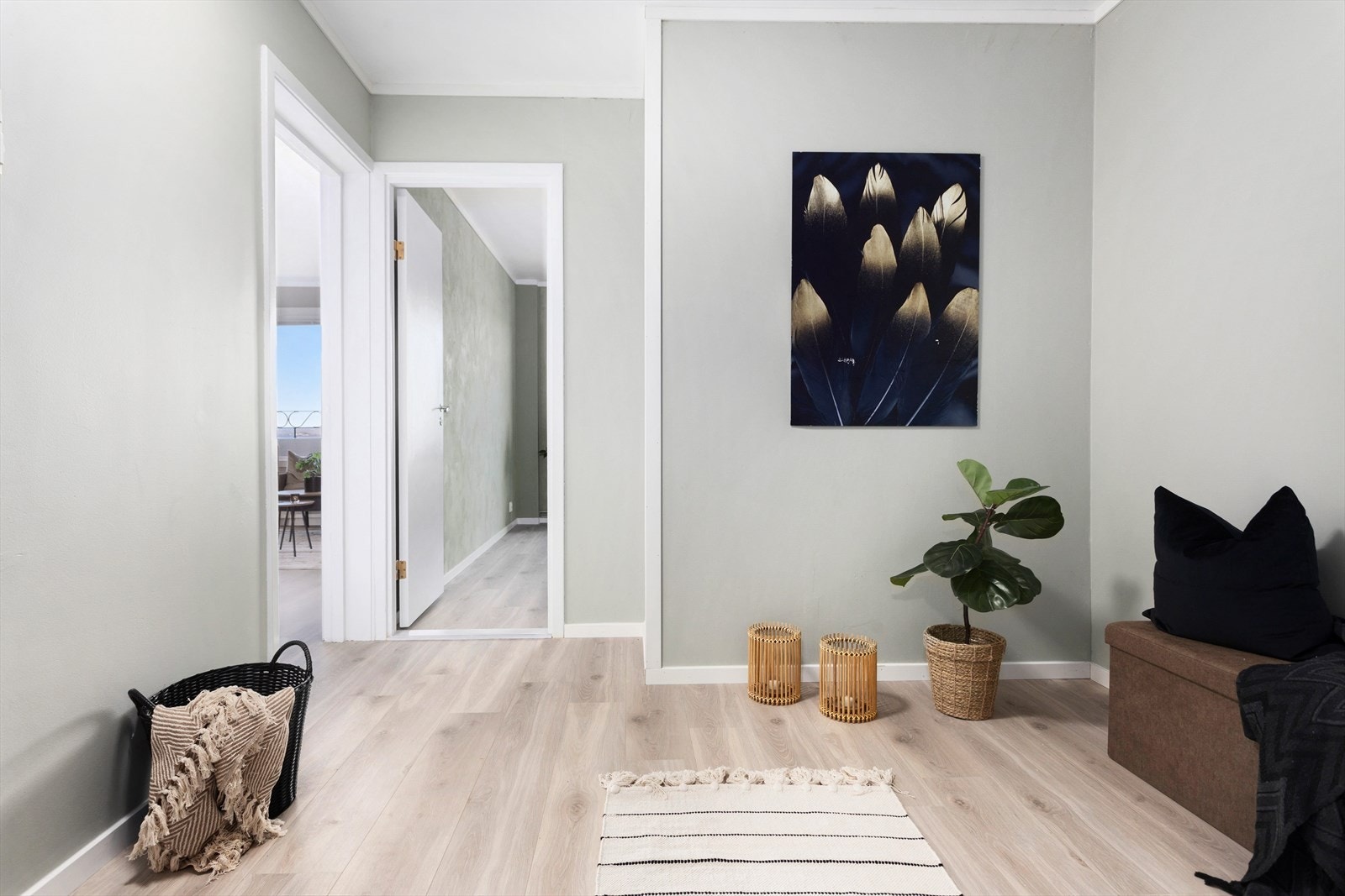 Stor entrè med god plass til garderobeskap. Galleribilde