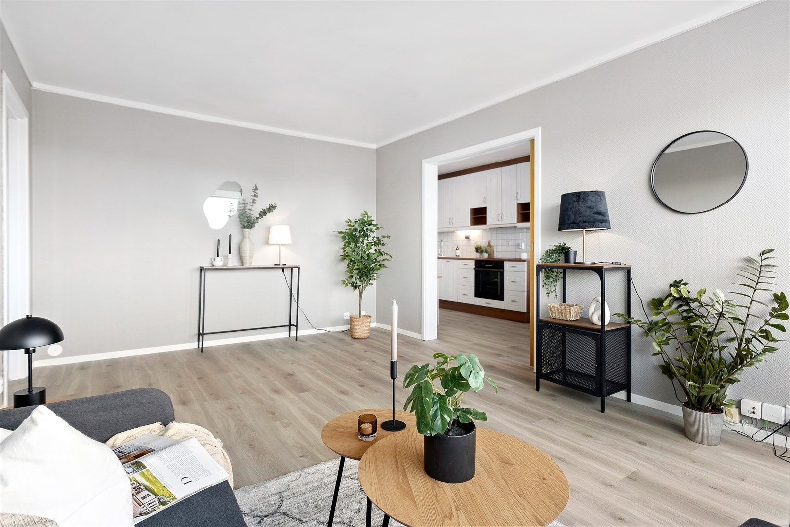Romslig stue med god plass til sofagruppe, tv-seksjon og ytterligere møblement. Galleribilde
