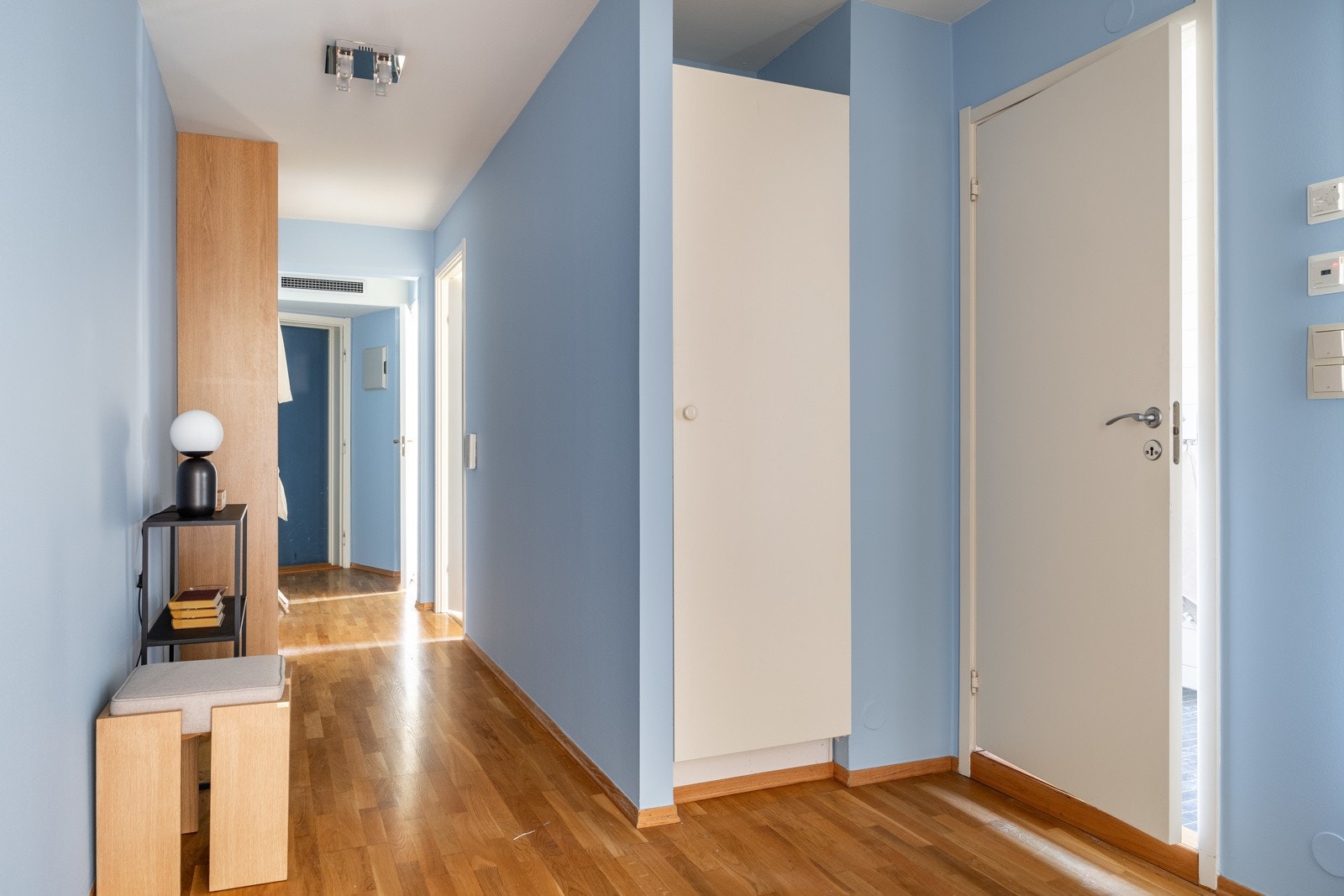 Du blir ønsket velkommen inn i en stor entré. Galleribilde