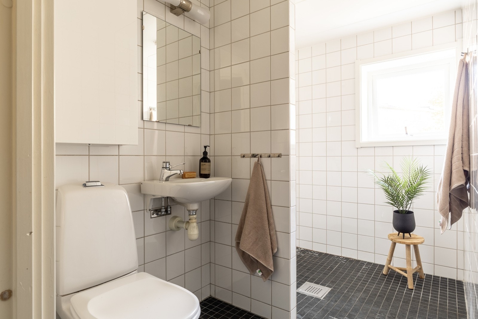 Leilighetens andre bad. Helfliset bad med gulvvarme og stor dusjnisje. Galleribilde