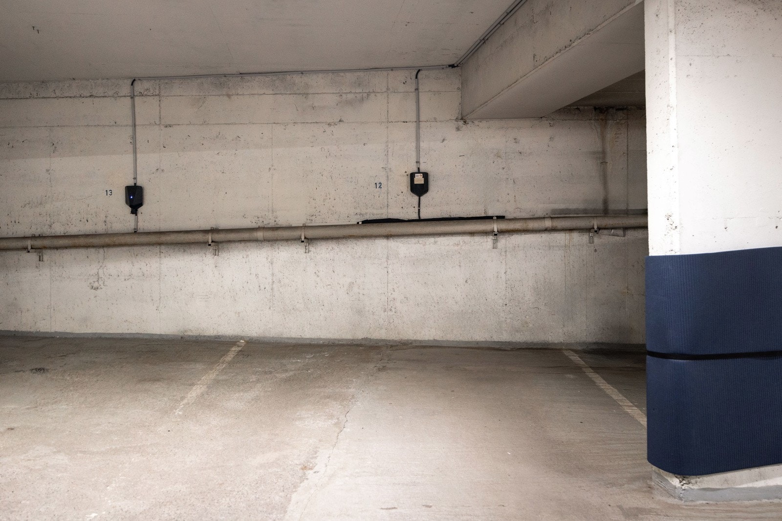 Stor parkering like ved dør til heis som fører deg opp til leilighet, gjør det enkelt å få varer i hus. Galleribilde