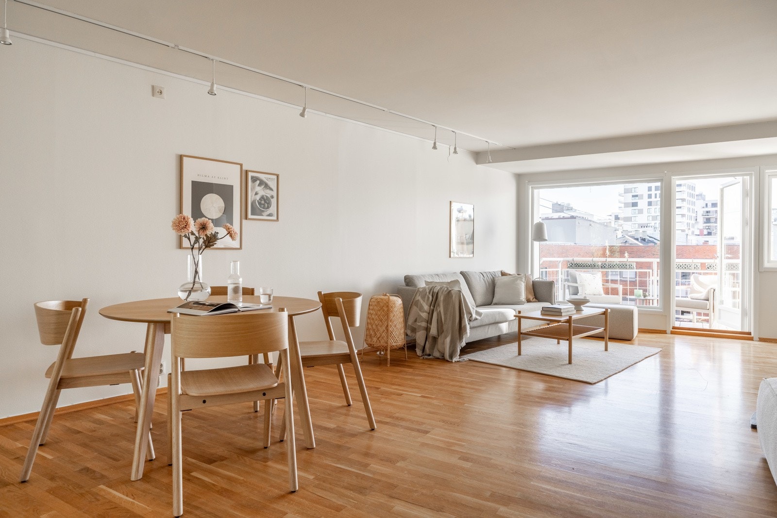 Stor og gjennomgående 4-roms selveierleilighet i 5. etg med heis, peis, solrik balkong, to bad og garasjeplass. Galleribilde