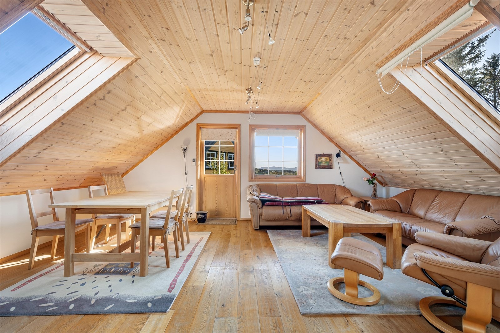 Loftstove på ca. 25 kvm med utgang til balkong Galleribilde