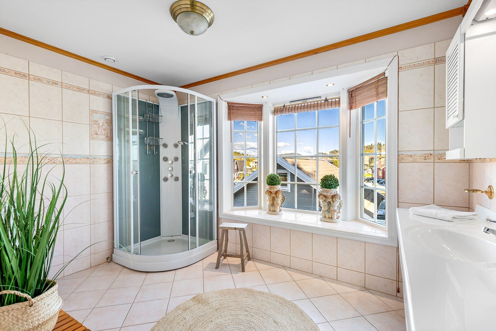 Heilflisa bad med dusjkabinett, toalett og baderomsinnreiing Galleribilde