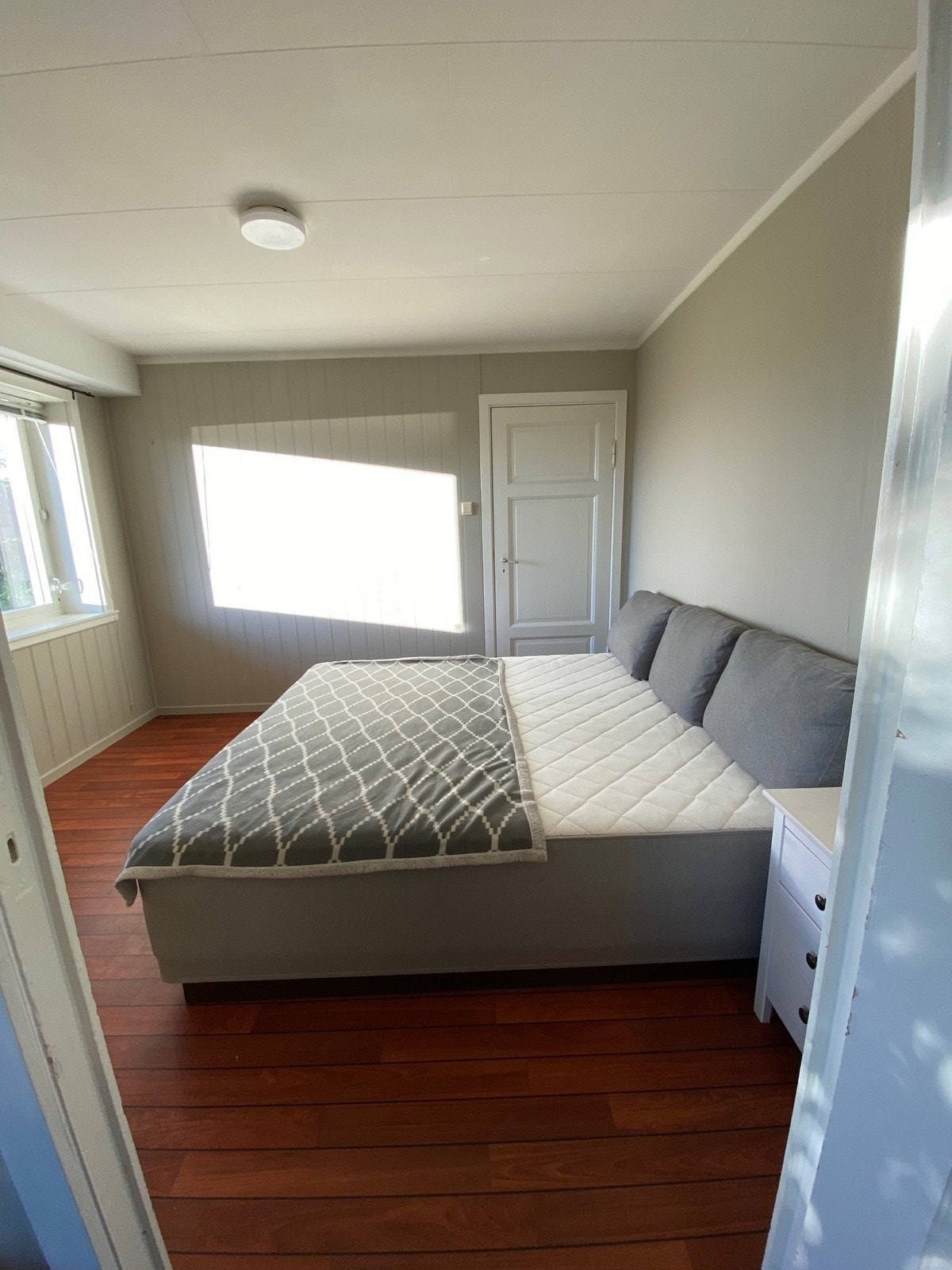 Leiligheten har 1 soverom - Møblert med seng Galleribilde