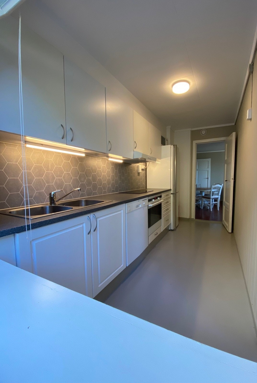 Kjøkken - Godt med benk og skapplass Galleribilde