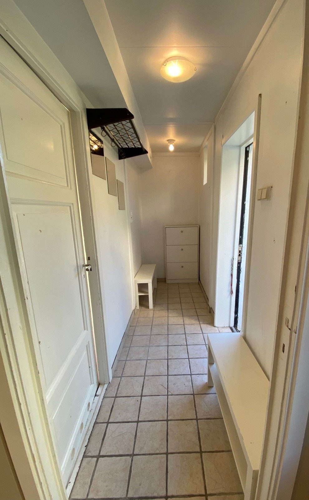 Flislagt entre - God plass til å henge fra seg ytterjakker og sko Galleribilde