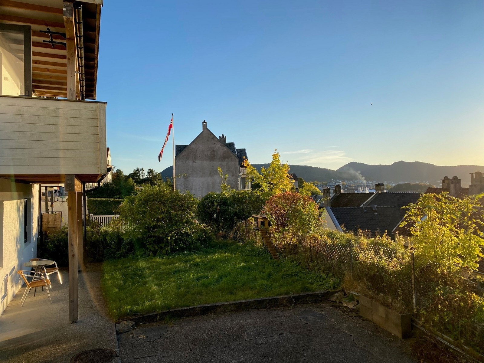 Uteområdet foran leiligheten med blant annet gressplen Galleribilde