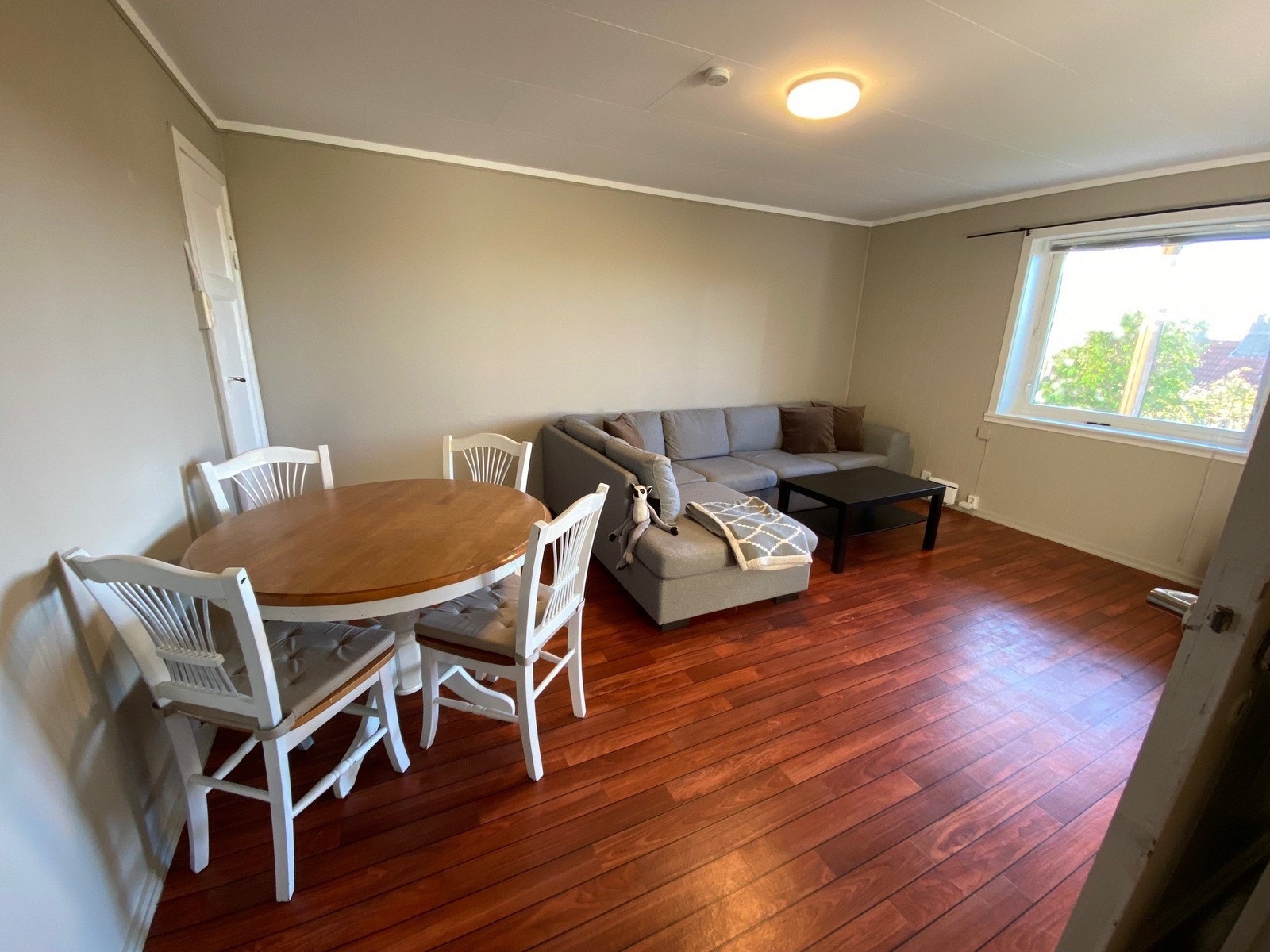 Stuen er romslig og er møblert sofagruppe og spisebord Galleribilde