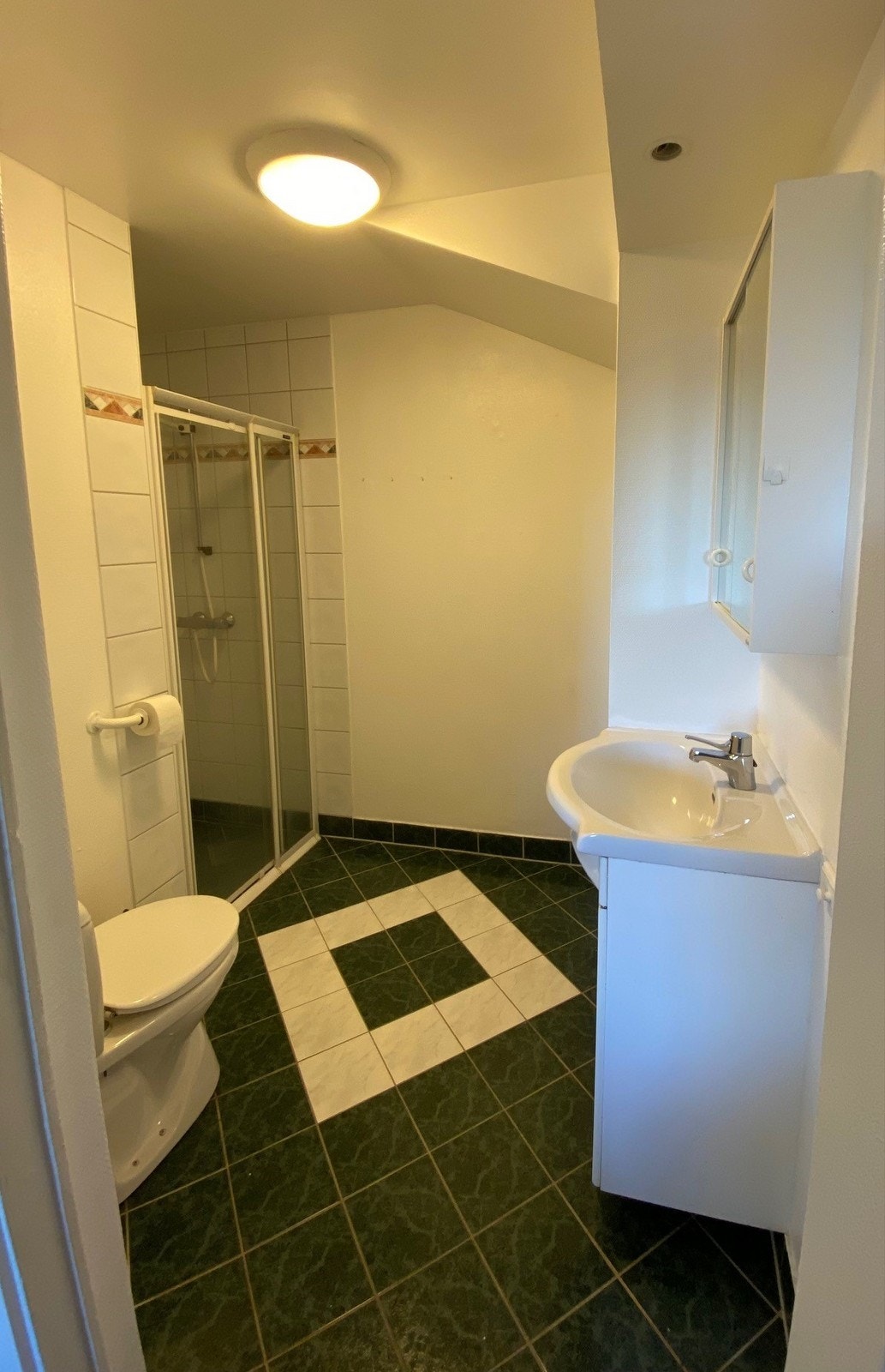 Badet er flislagt og har varme i gulvet - Vaskerom Galleribilde