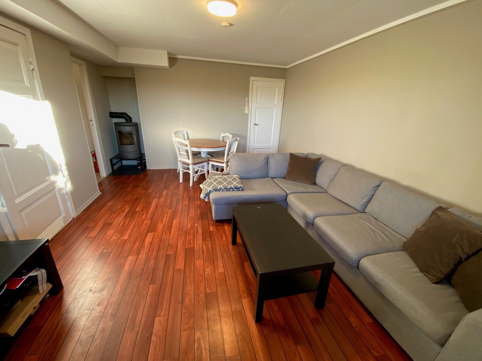 Stuen har peis Galleribilde