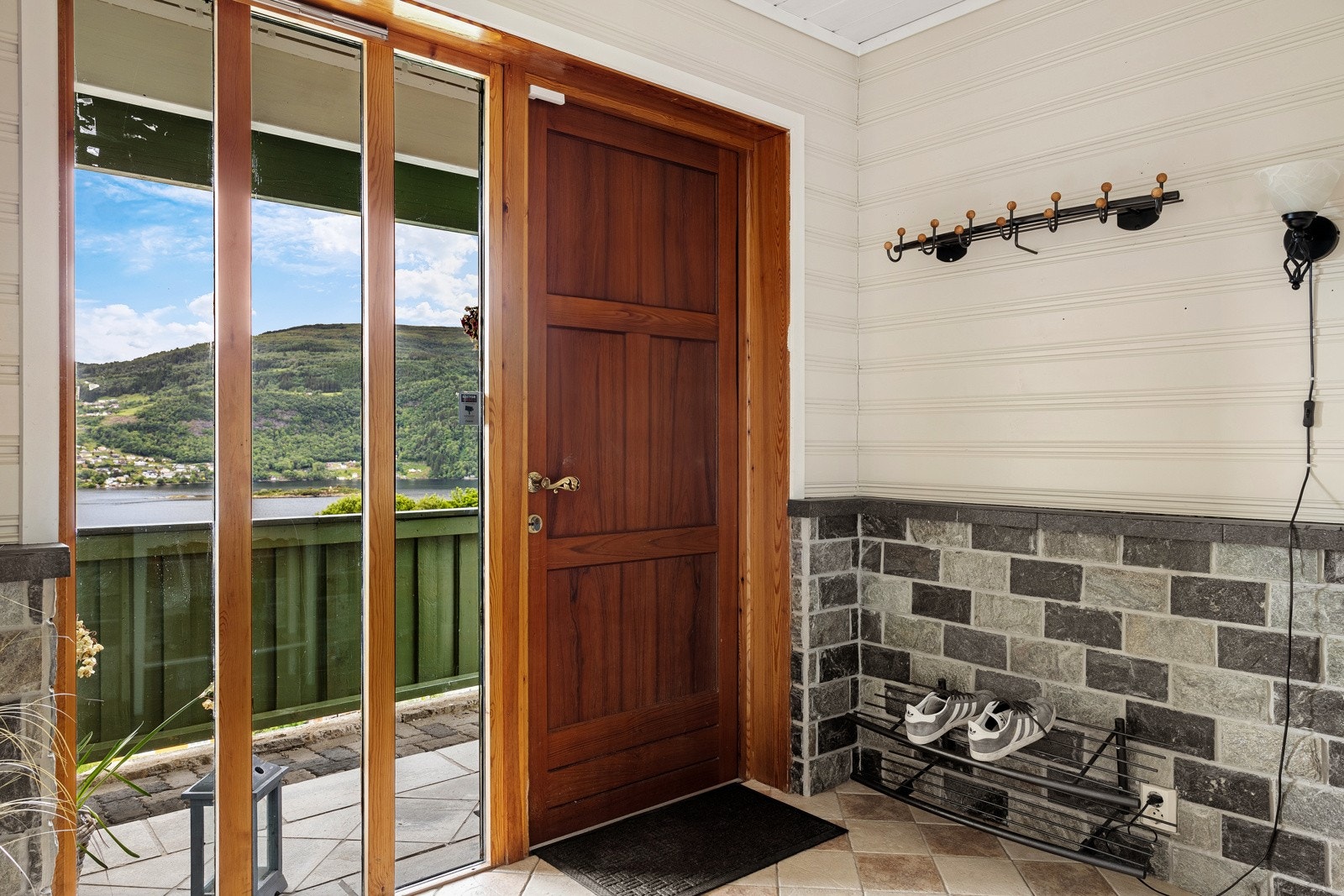 Her er det god plass til å henge fra seg yttertøy og sette fra seg sko. Galleribilde