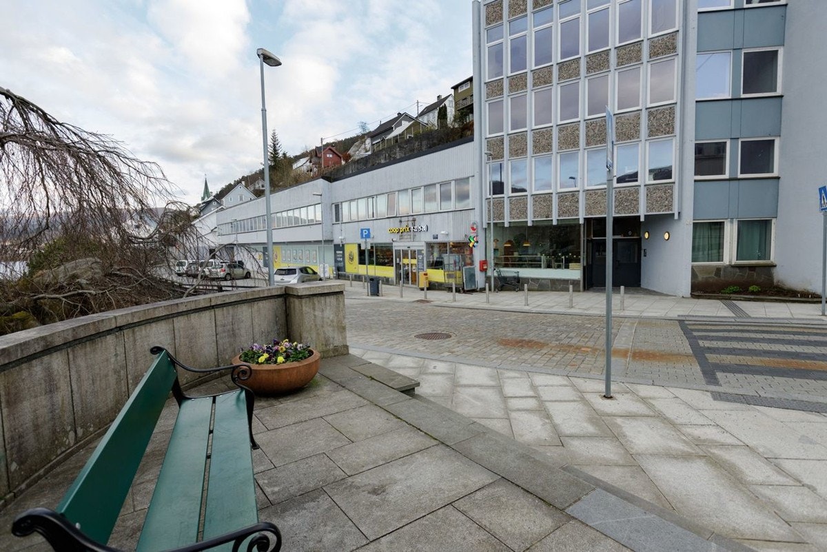 Nærmeste dagligvarehandel er Coop Prix Ytre Arna. Galleribilde