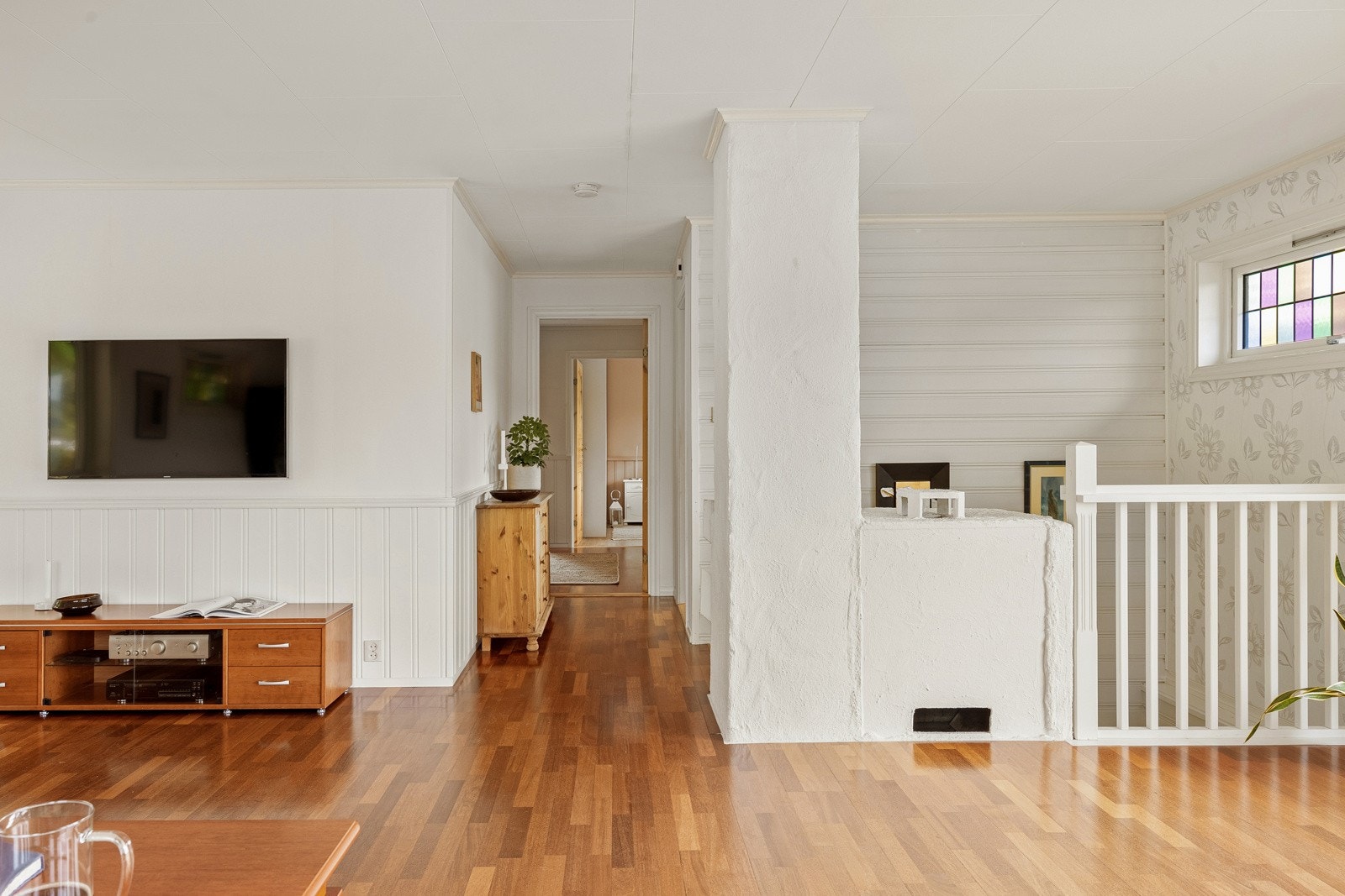 Fra stuen kan man ta seg videre inn i første etasje og til boligens underetasje. Galleribilde