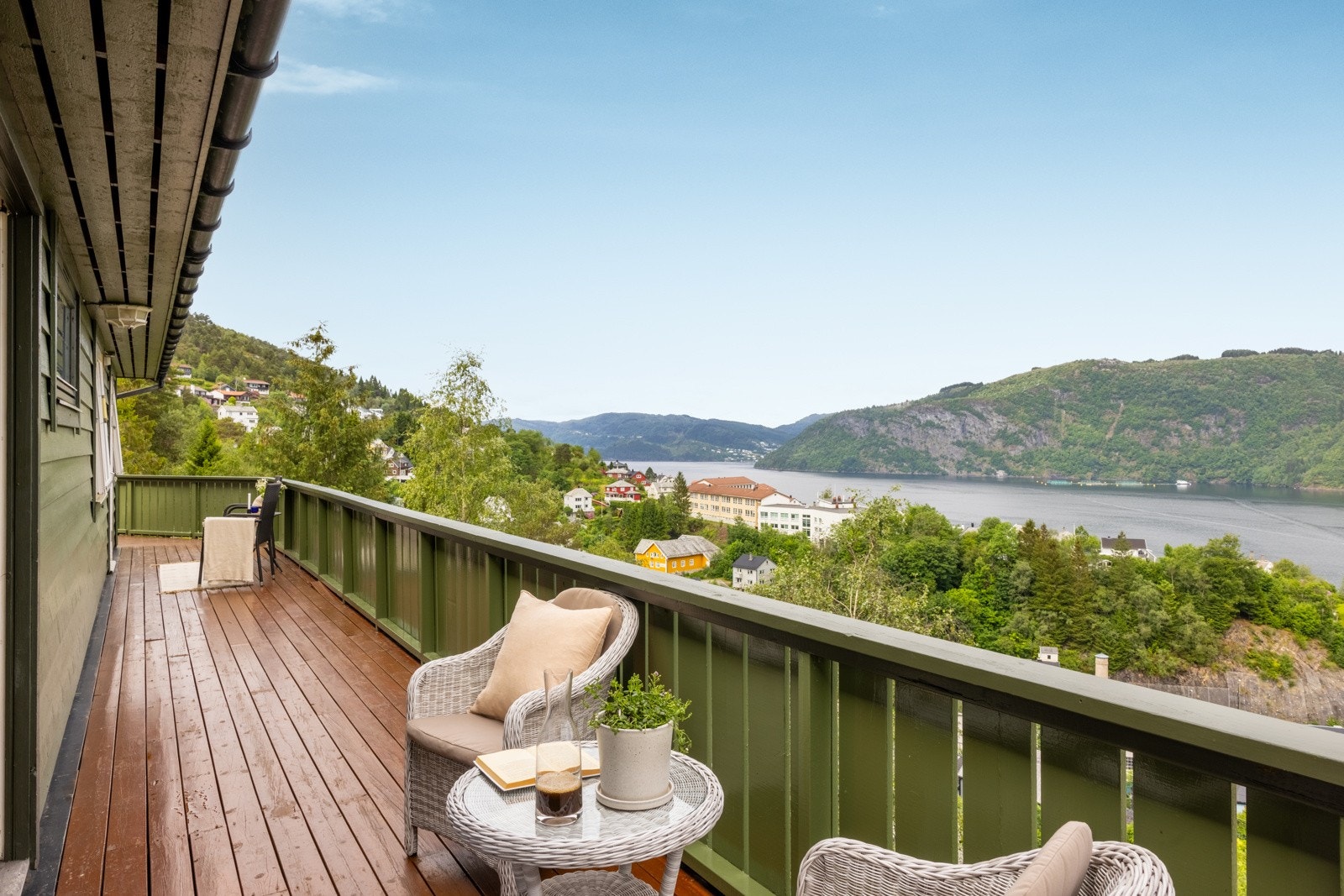 Boligen er velholdt. Tomten måles til 647 kvm. Galleribilde