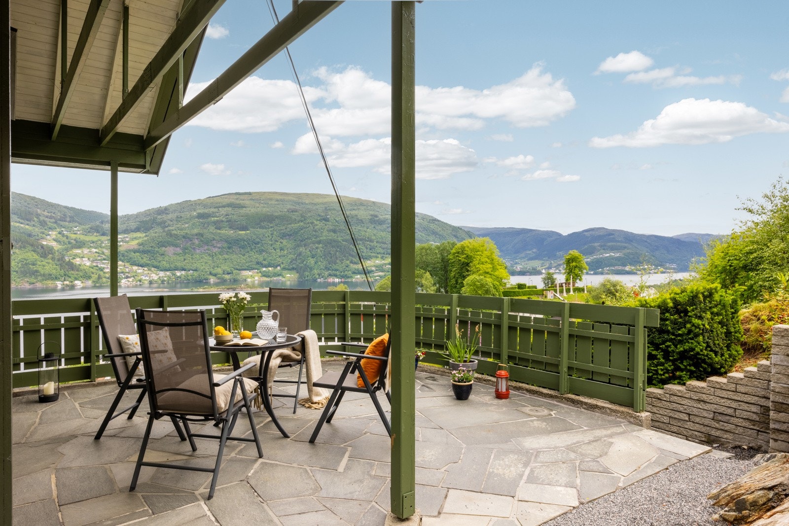 En spennende enebolig med fantastisk utsikt over sjøen, stor terrasse og god planløsning. Galleribilde