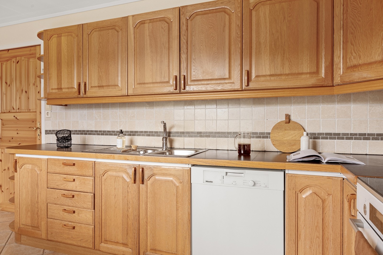 Det er frittstående oppvaskmaskin, stekeovn med platetopp og kjøleskap med frysedel. Galleribilde