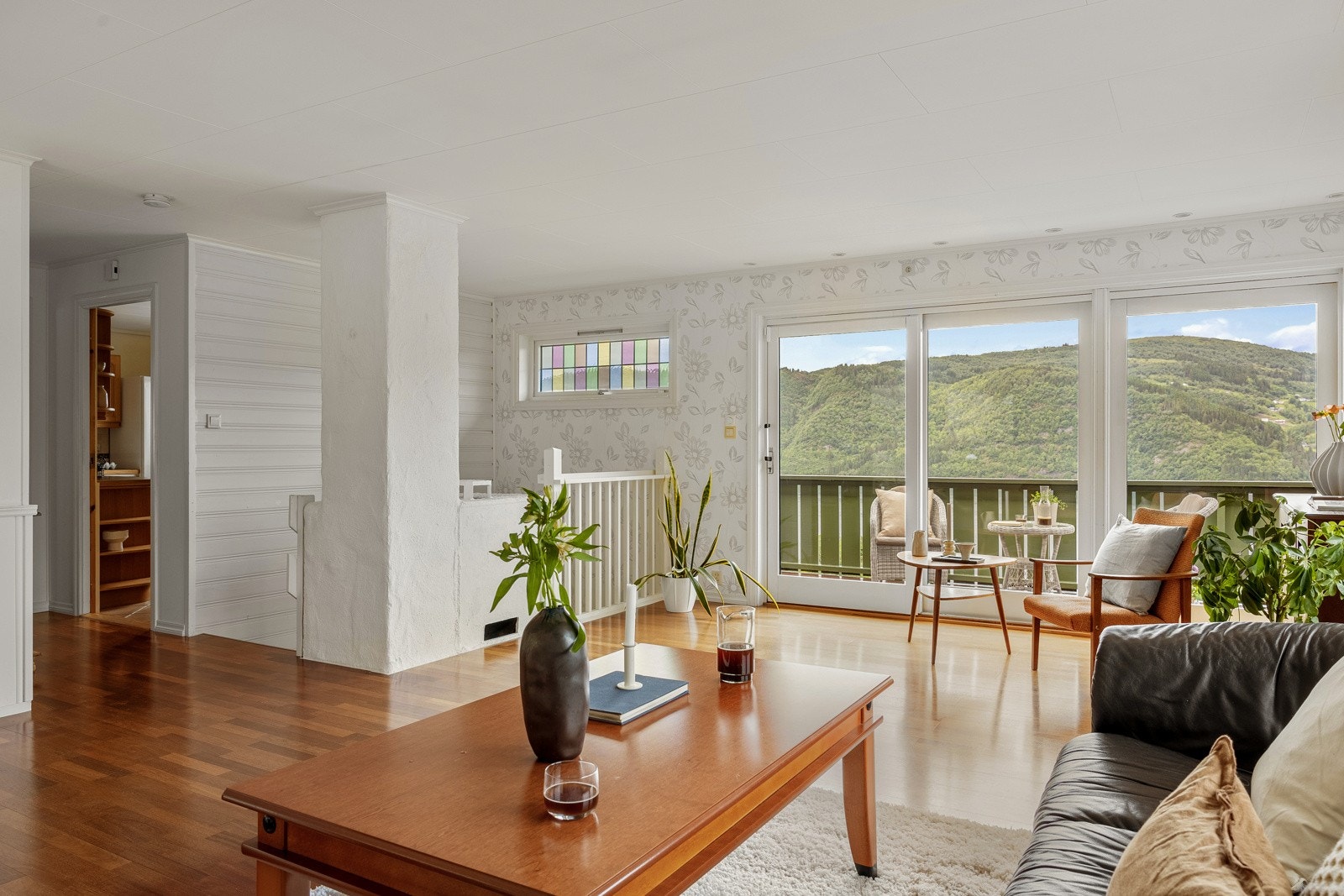 Store vindusflater slipper inn godt med naturlig lys. Galleribilde