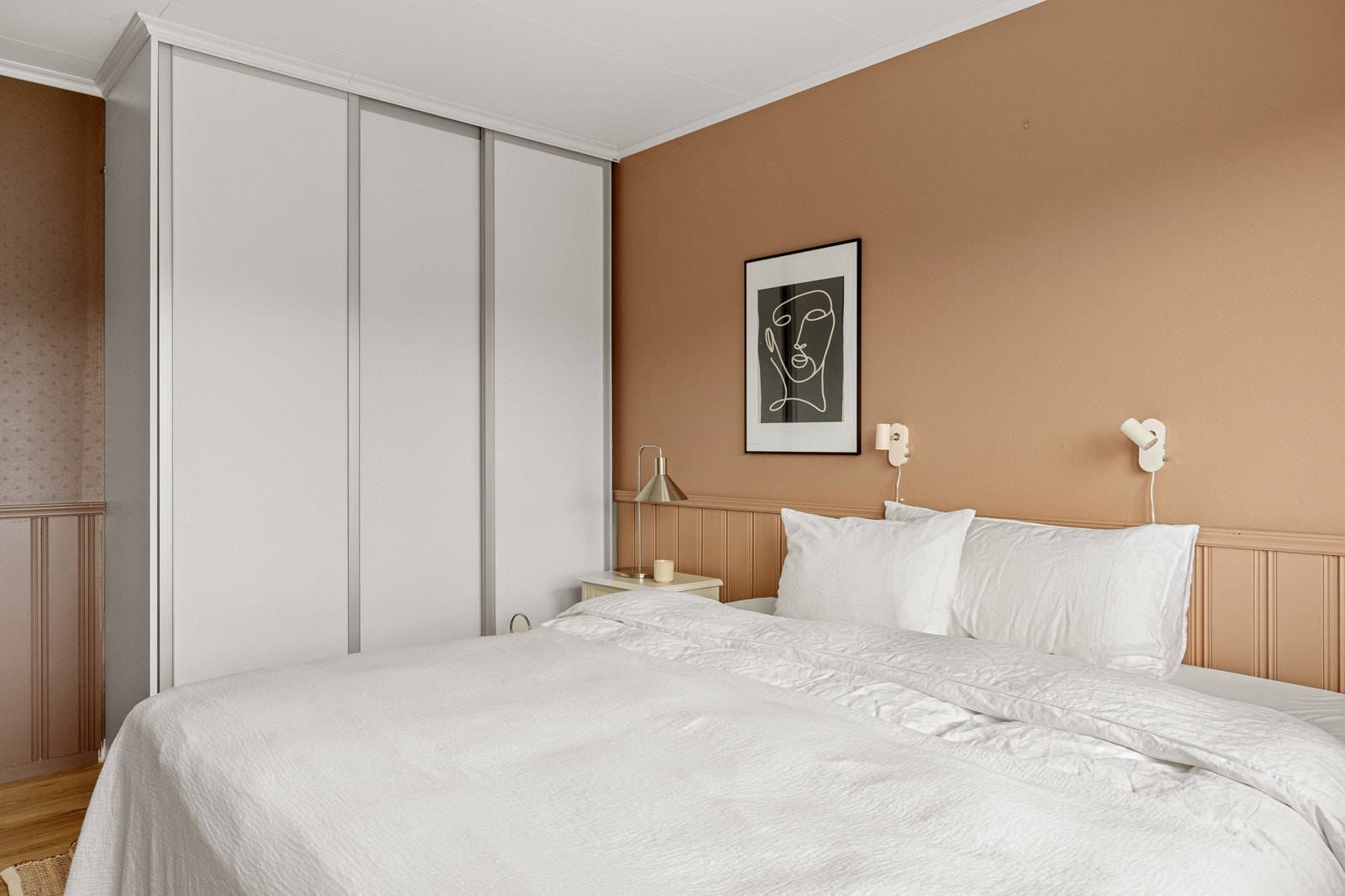 God plass til en stor skyvedørsgarderobe. Galleribilde