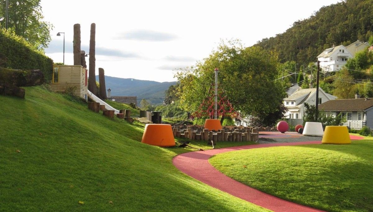 Det er gangavstand til flotte Sætreparken hvor man har trampoliner og benker! Galleribilde