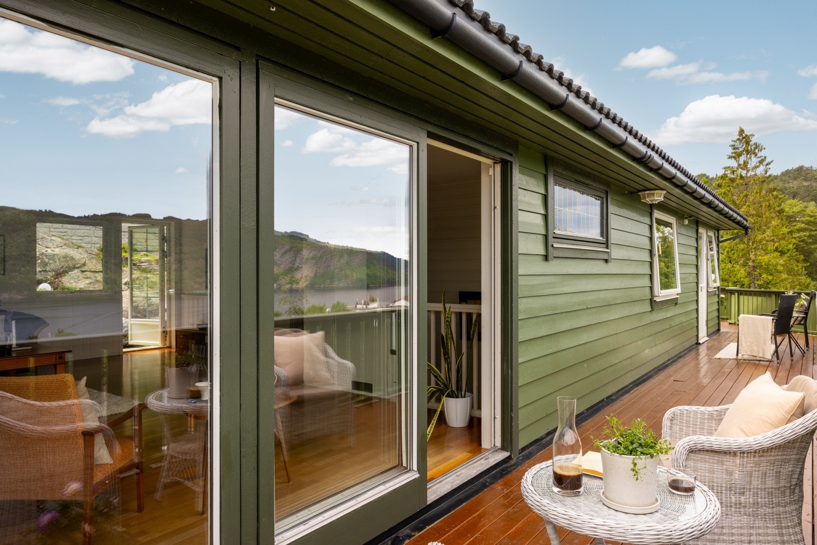 Inngang til stuen fra terrassen. Galleribilde