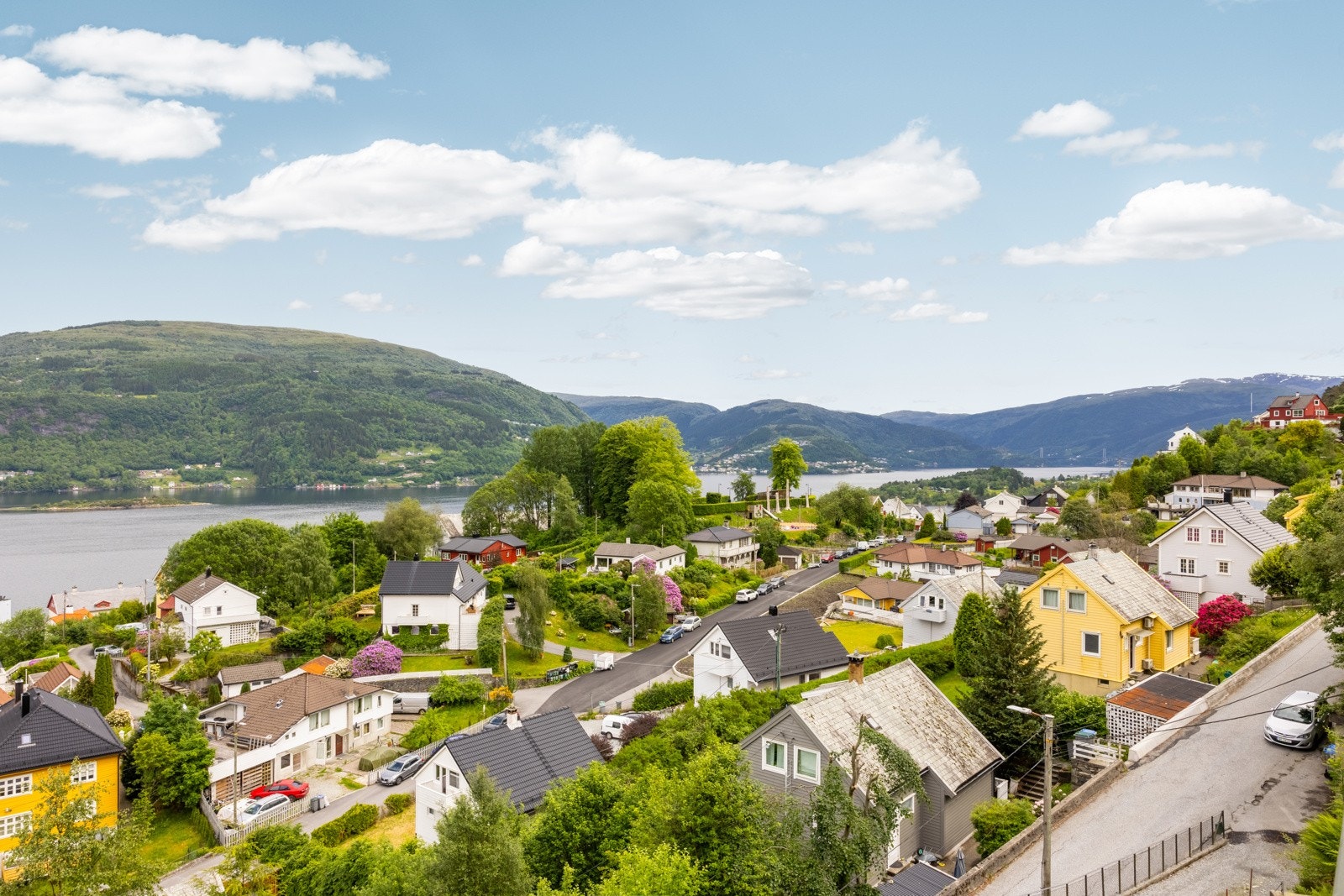 Boligen ligger i et etablert og rolig nabolag med lite trafikk. Galleribilde