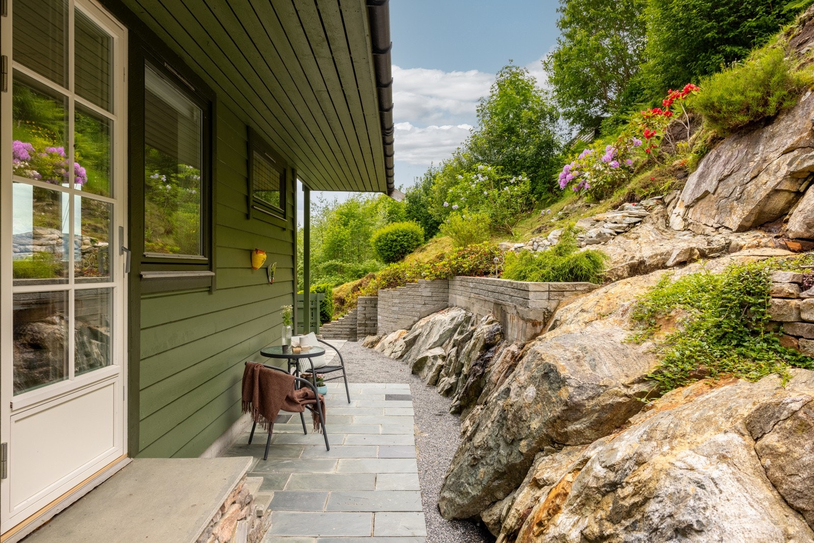 Tomten er pent opparbeidet med gruslagte veier, belegningsstein og fin beplantninger. Galleribilde