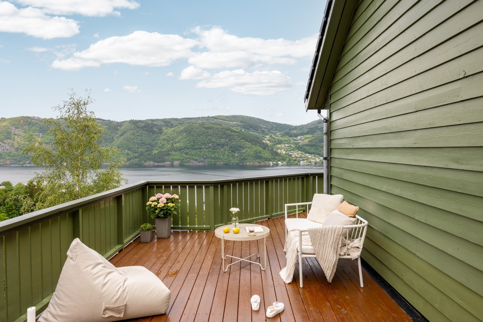 Det er fine uteplasser rundt hele boligen. Galleribilde