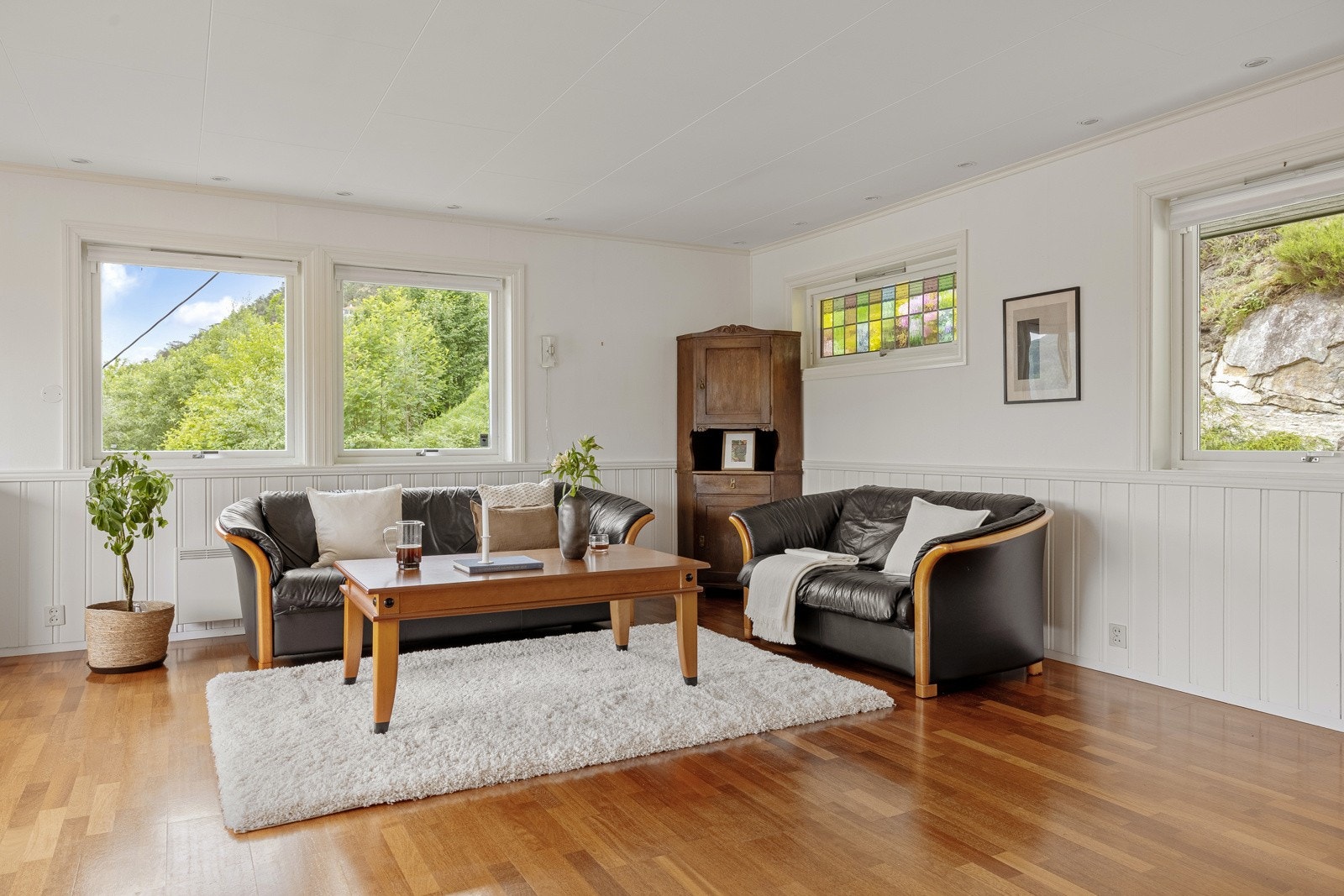 Stuens gode størrelse gjør det enkelt å møblere med ulike soner. Galleribilde