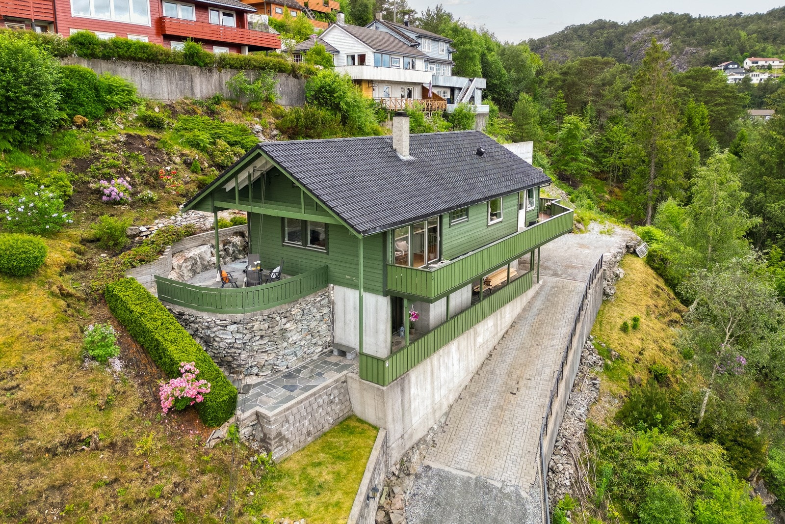 Solrike uteområder med delvis overbygg. Galleribilde