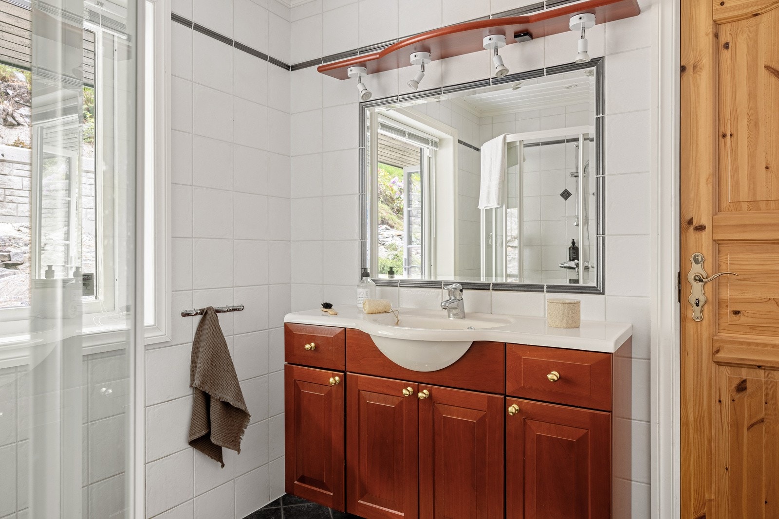 Boligen har to bad. Boligens hovedbad ligger praktisk til i 1. etasje på samme plan som tre av soverommene. Galleribilde