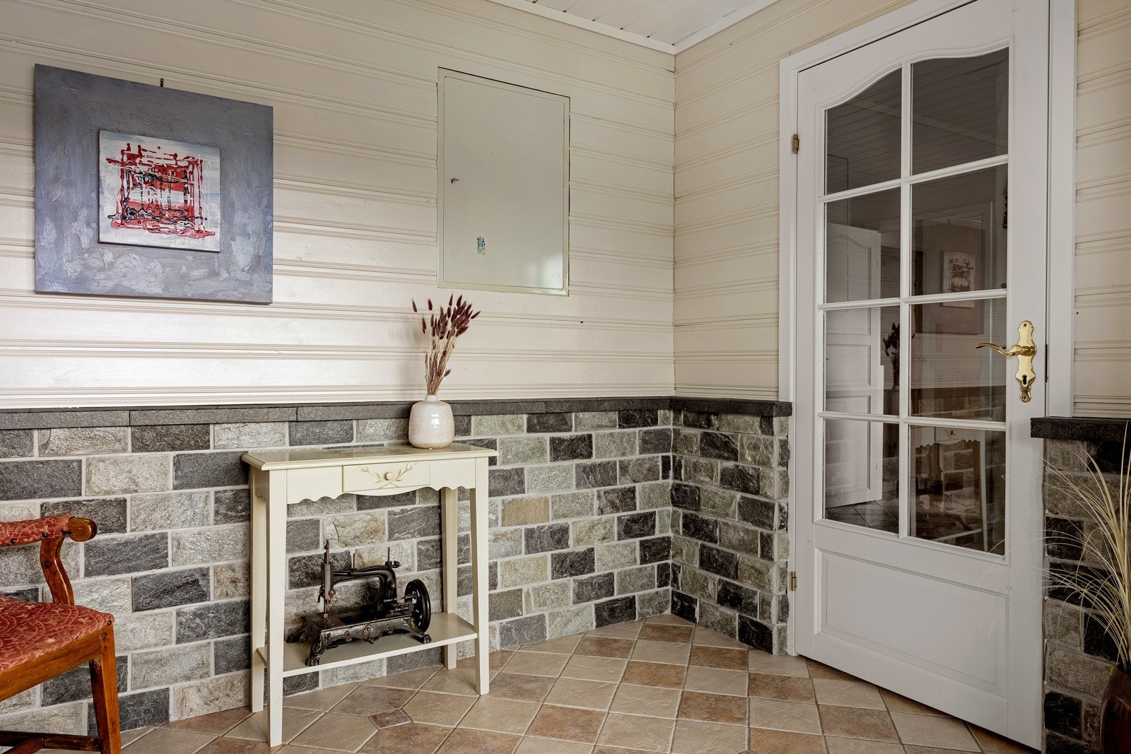 Man blir ønsket velkommen inn til en romslig entré med gode oppbevaringsmuligheter. Galleribilde