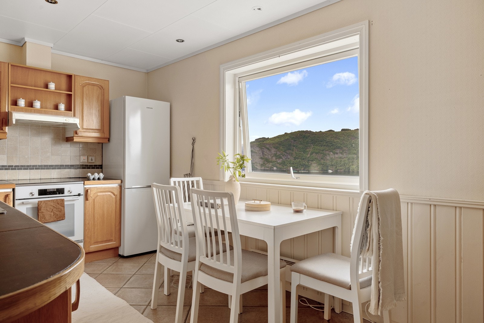 På kjøkkenet er det også plass til et spisebord ved vinduet. Galleribilde