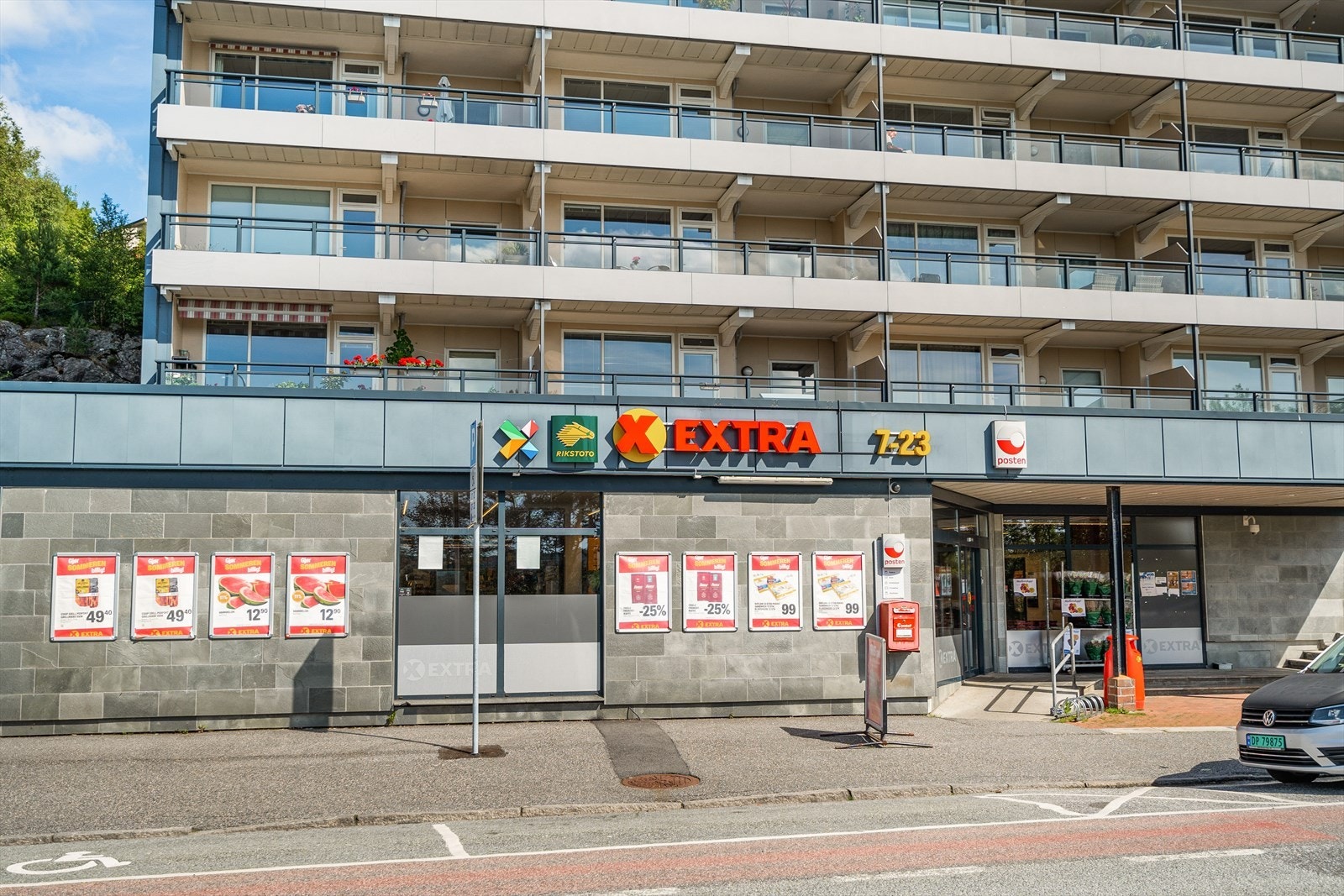 Nærmeste dagligvare er Extra som befinner seg 10 minutters gange fra boligen, eller 1-2 minutter med bil Galleribilde