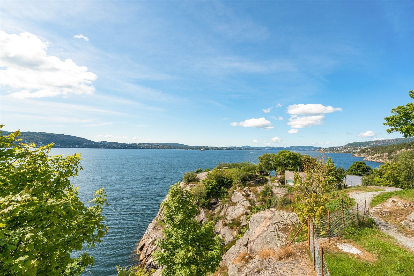Helleneset befinner seg ca 15 minutters gange fra boligen Galleribilde