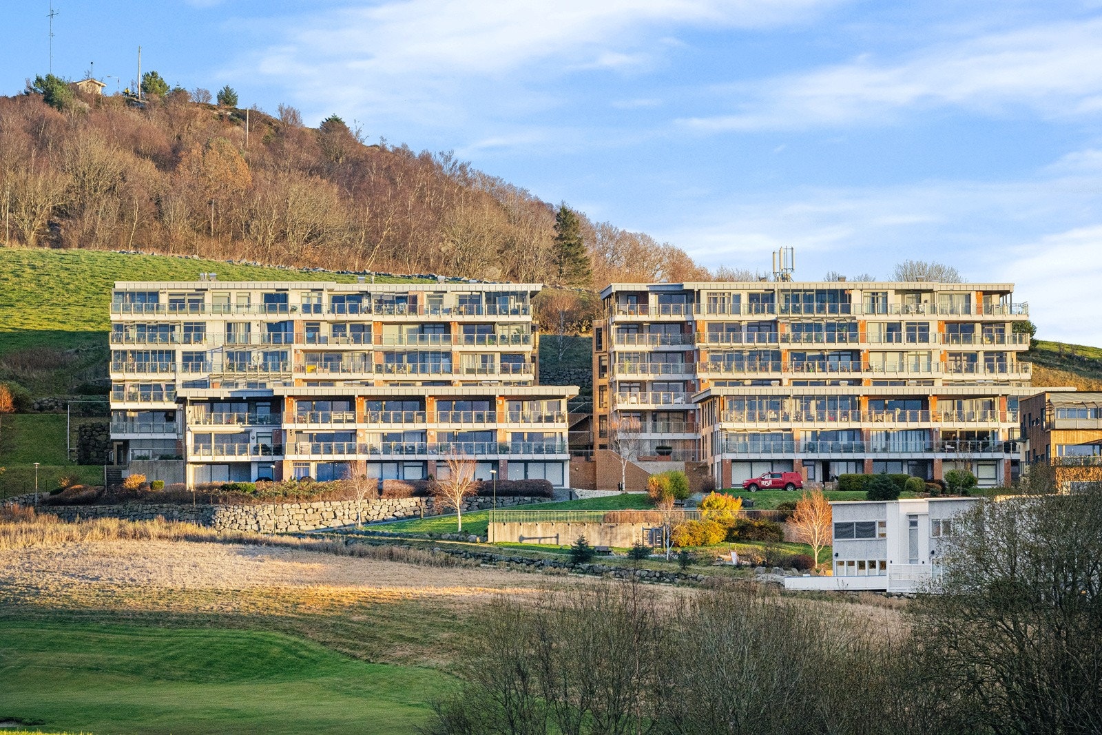 Nabolaget er stille og rolig, rett ved flotte turmuligheter i skogen. Her bor man tilbaketrukket fra byens kjas og mas, samtidig som det er kort vei til alle fasiliteter. Galleribilde