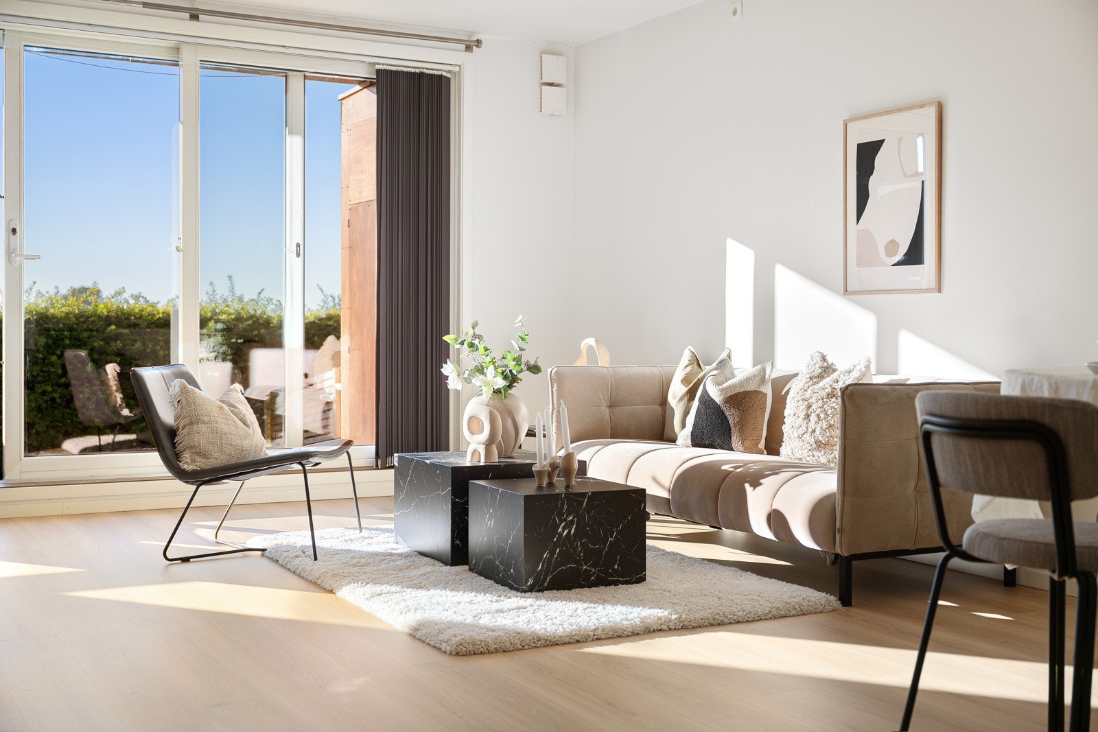 Velkommen til Kjerrberg terrasse 1, en pen og arealeffektiv 2-roms andelsleilighet med fin planløsning i 1. etasje ,?utmerket for par og deg som er førstegangskjøper. Galleribilde