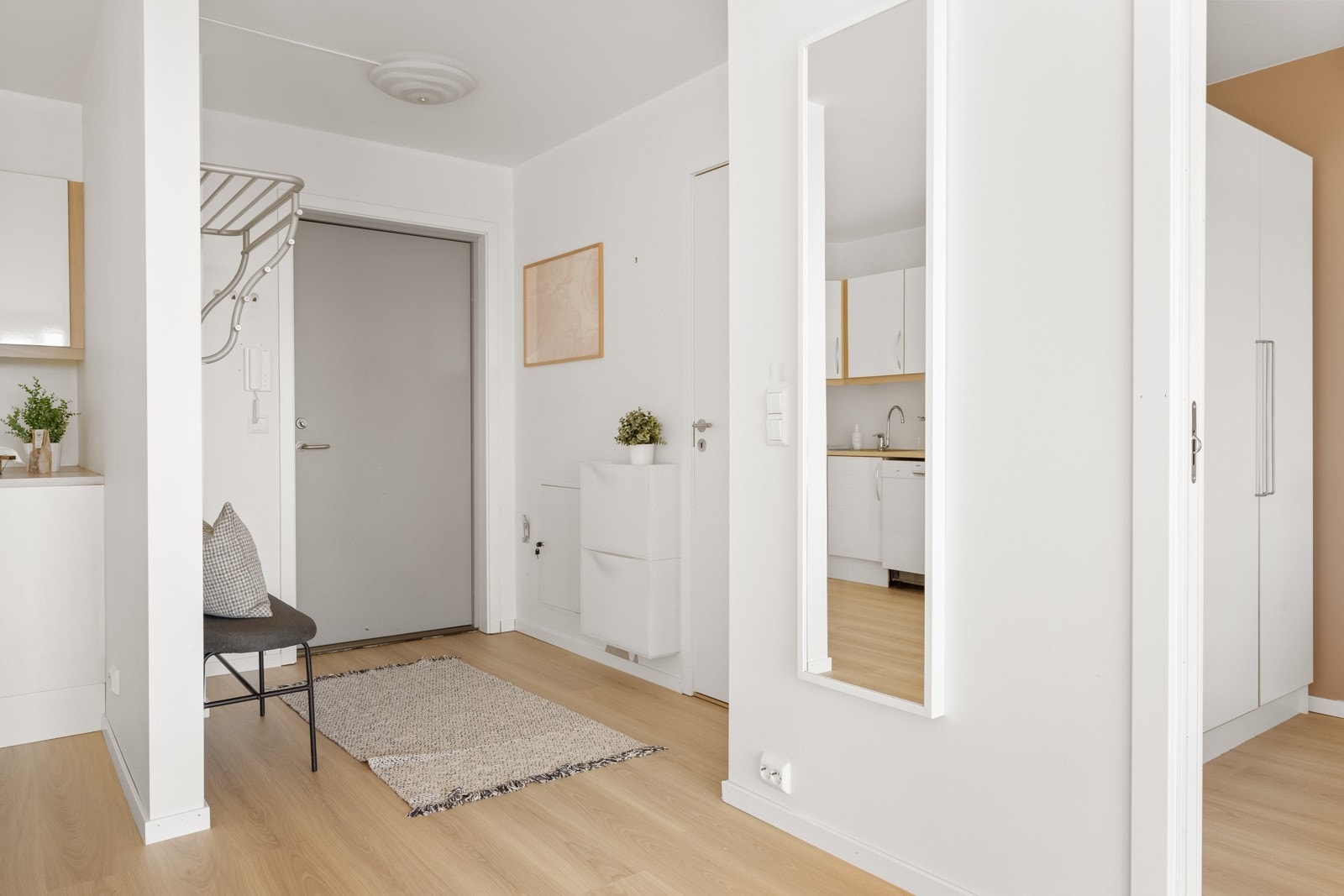 Vel inne ligger entreen i direkte tilknytning til stuen, med det samme flotte 1-stavs gulvet. Galleribilde