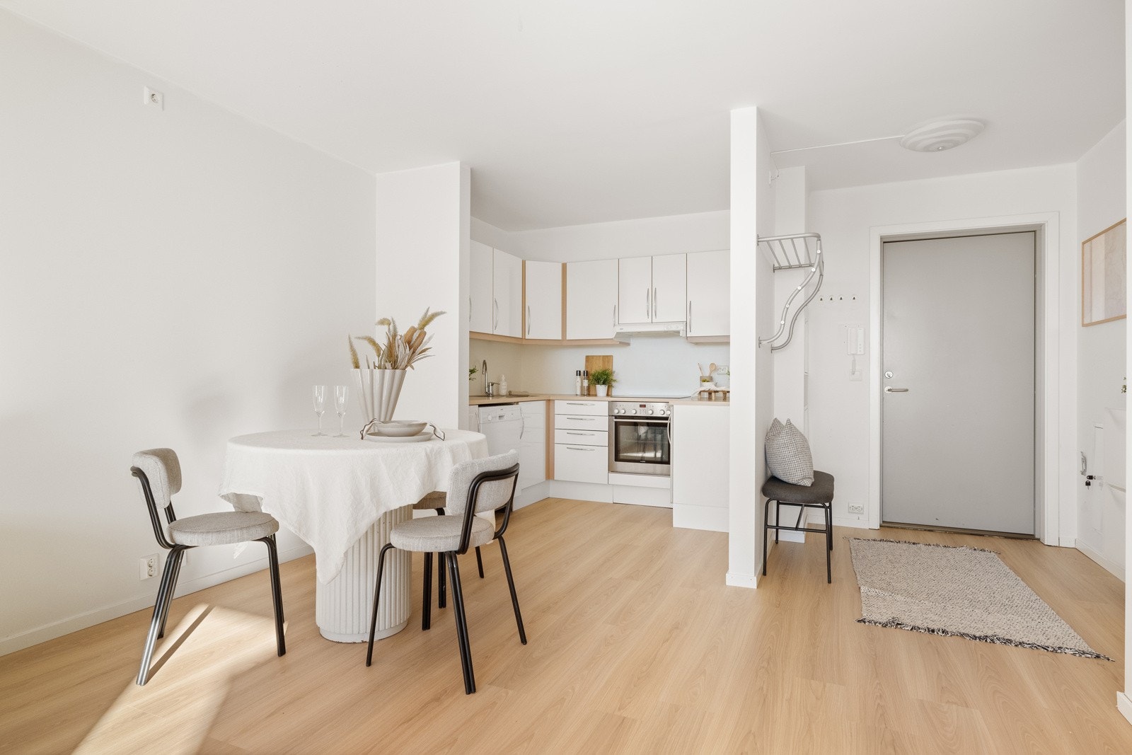 Innredningen har hvite, glatte fronter og benkeplate av laminat med dobbel oppvaskkum. Galleribilde