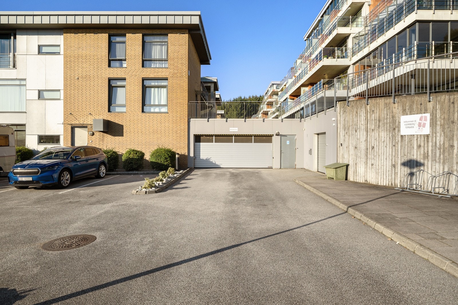 Parkering i lukket anlegg med elbil-lader. Galleribilde