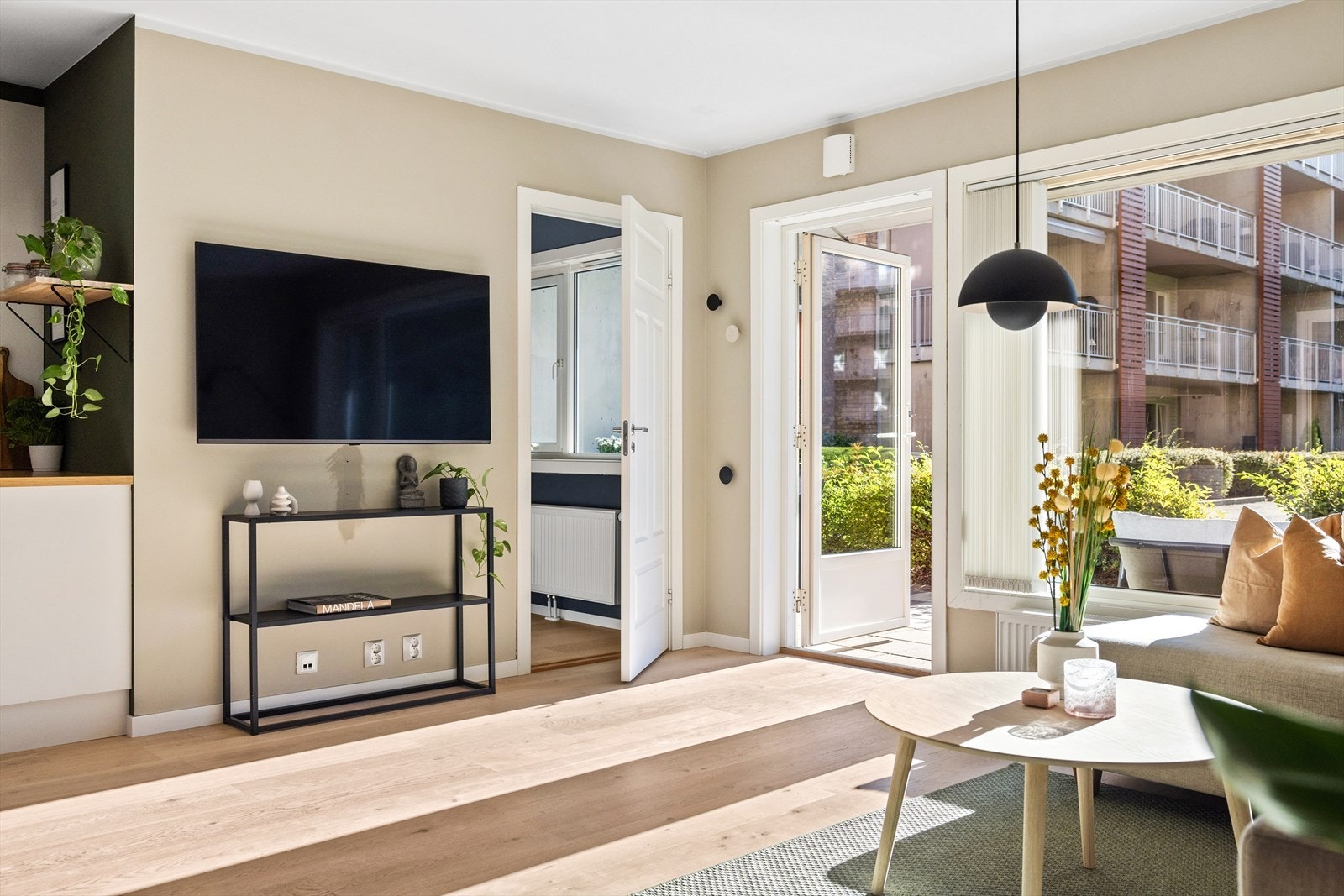 Fra stuen er det adkomst til ett av boligens tre soverom. Galleribilde