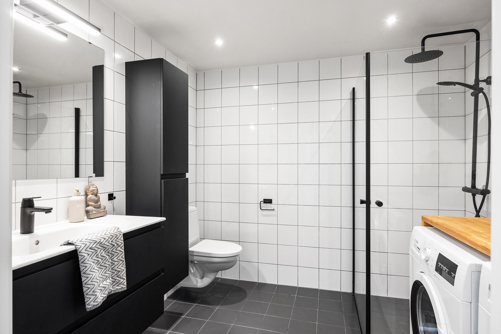 Stilrent, flislagt baderom med downlights i himlingen og gulvvarme. Det ble satt inn ny baderomsinnredning i 2024. Galleribilde