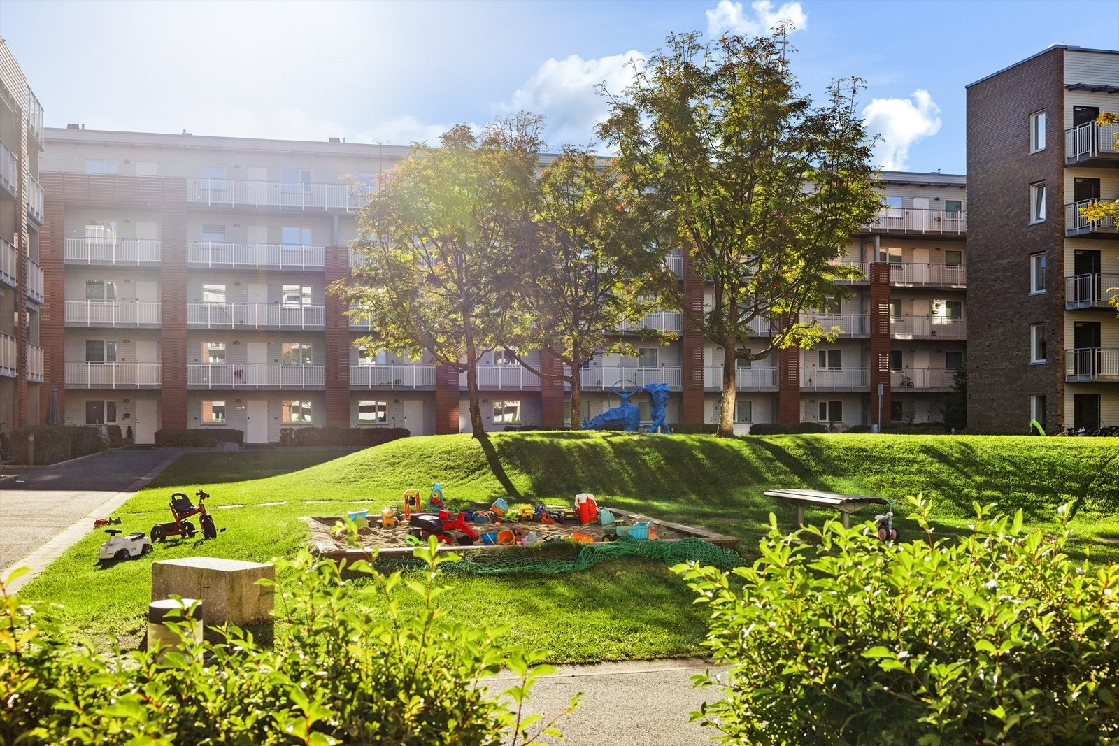 Her bor det mange med barnehagebarn som møtes daglig ute i bakgården. Om sommeren er det utelek med vann og såpebobler, og om vinteren er det også aking i den lille bakken i bakgården. Galleribilde
