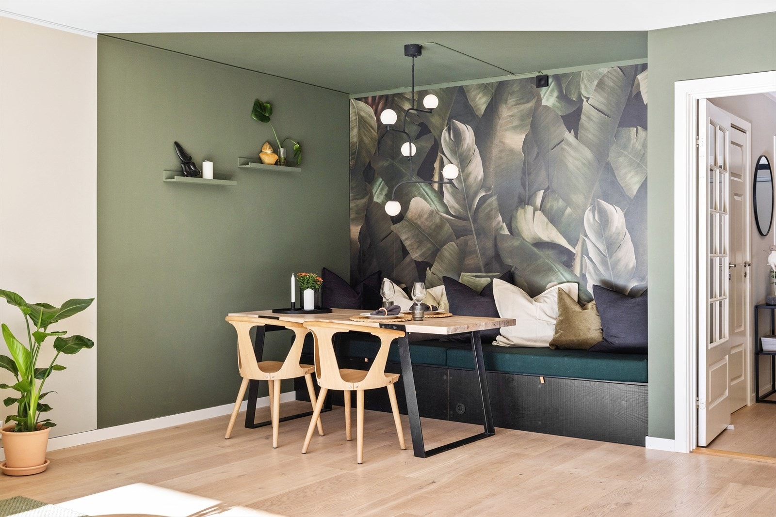 I stuen er det god plass til en hyggelig spisegruppe, noe som legger til rette for å invitere gjester på besøk. Galleribilde