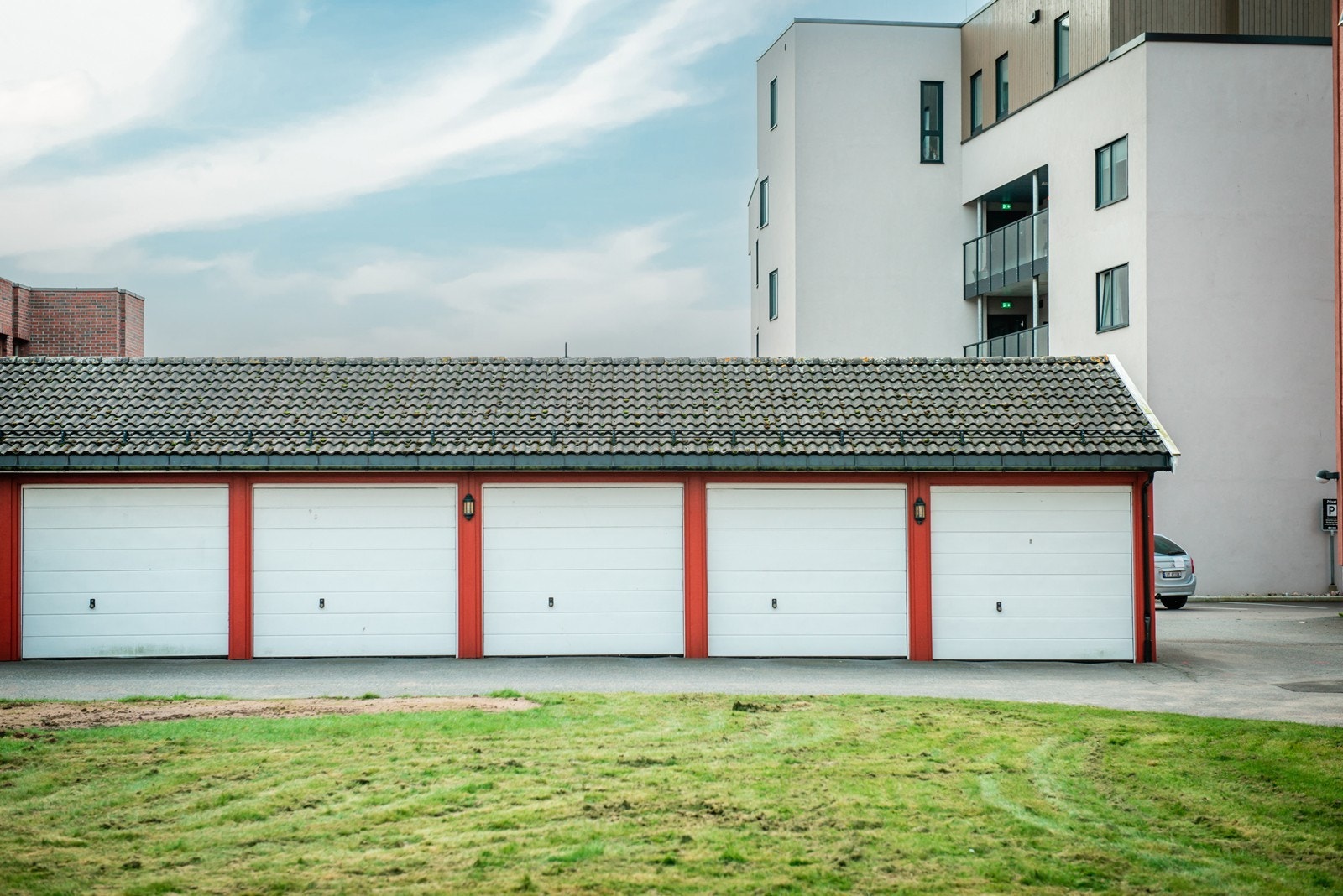 Borettslaget eier 7 garasjer, ta kontakt med styret for å undersøke ev. leiemuligheter. Det er parkering på felles, asfaltert parkeringsplass. Galleribilde
