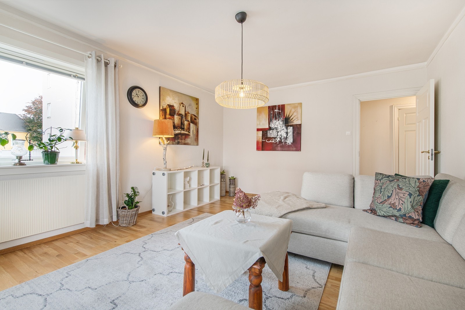 Romslig stue med god plass til sofa, bord og tv-bord Galleribilde