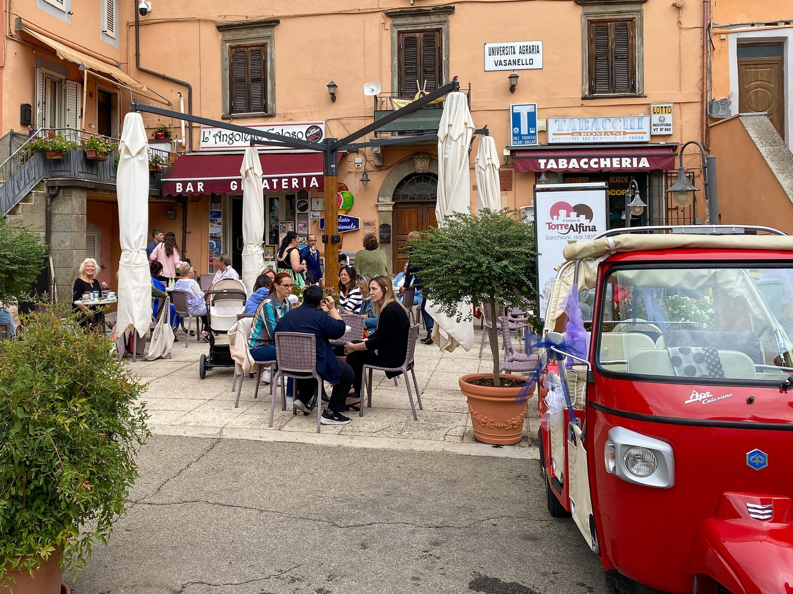 Landsbyen Vasanello byr på alt fra torgliv til festivaler Galleribilde