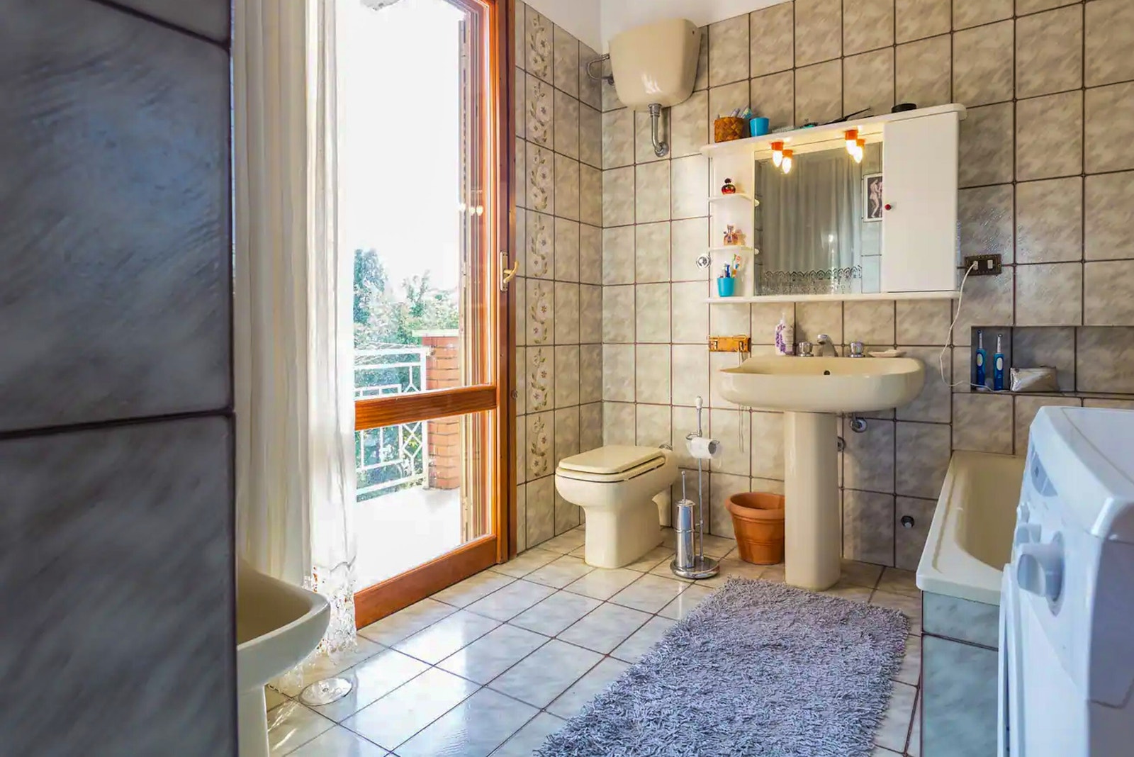 Badet i hovedhuset er godt utstyrt bla. med badekar, bidét og vaskemaskin. Alt følger med eiendommen. Galleribilde